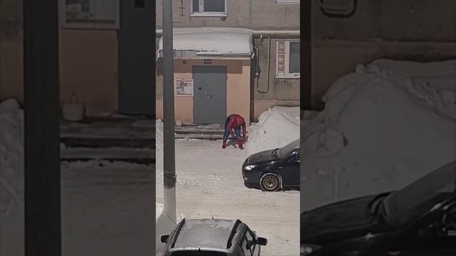 Человек-паук расчищает место ❄️ А что ты сделал сегодня для города?