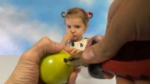 Катя и папа сделали Желейные прыгучие шары