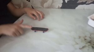Учу трюкам на скейте для палец.