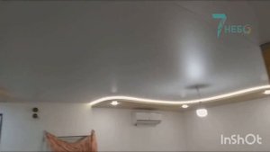 Уровневый натяжной потолок в кухне-гостиной с подсветкой уровней и периметра от 7 небо в Севастопол