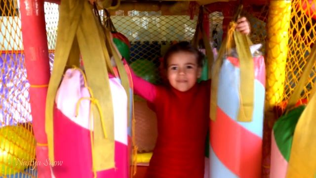 БОЛЬШАЯ ДЕТСКАЯ Комната для детей - Прыгаем на Батуте, Катаемся и играем с папой в АэроХоккей смотреть онлайн