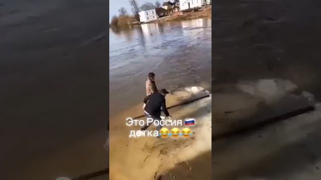 на белом большом корабле