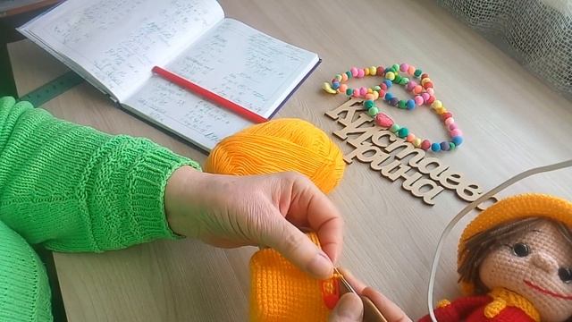 МК по вязанию игрушки Домовенок крючком. Автор И. Кистаева/Часть 4 /Шляпа. смотреть онлайн