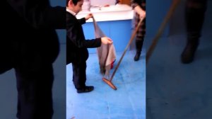 Типичный армянин моет пол))))))