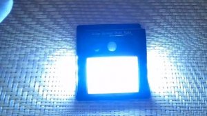 Настенный уличный светильник на солнечной батарее с датчиком движения