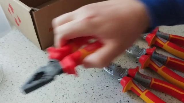 Посылка с плоскогубцами - NWS и Lux Tools (Solingen) смотреть онлайн