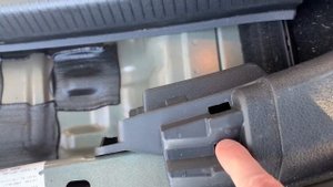 Golf 7: Снятие накладки держателя замка, погрузочного порога в багажнике