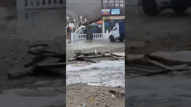 Воды по колено, завалы и волны в человеческий рост: "шторм века" в Новороссийске и окрестностях