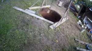 как выкопать колодец в сложном грунте  ставим кольца чтобы незасыпало