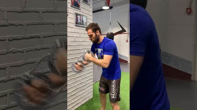 Тренировка по боксу . Укрепляем кисти рук . Тренажёр burn machine .