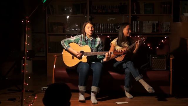 Наташа и Вика - Летели облака смотреть онлайн