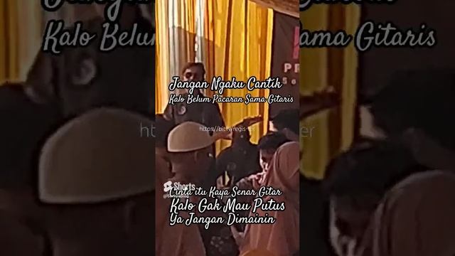 Meme Jangan Ngaku Cantik Kalo Belum Pacaran Sama Gitaris. Cinta itu Kaya Senar Gitar, Gak Mau Putus