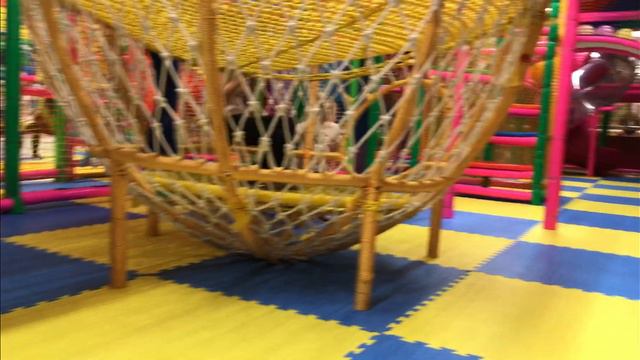 VLOG Вера и Вика в Развлекательном центре «Banana City». Самый крутой детский развлекательный центр смотреть онлайн