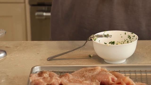 Сочнейшая куриная грудка в чесночном масле - Chicken breast in garlic butter смотреть онлайн