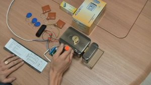 Подключение  замка моторного типа AT-EL201A к контроллеру и считывателю