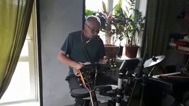 игра на Укулеле, барабанах и губной гармошке смотреть онлайн