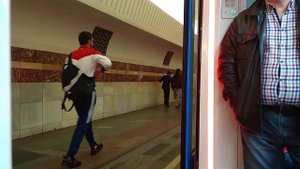 Как закрываются двери у метропоезда "Москва"