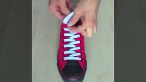 Очень классная идея как завязать шнурки так штоб их не завязывать(что блин )