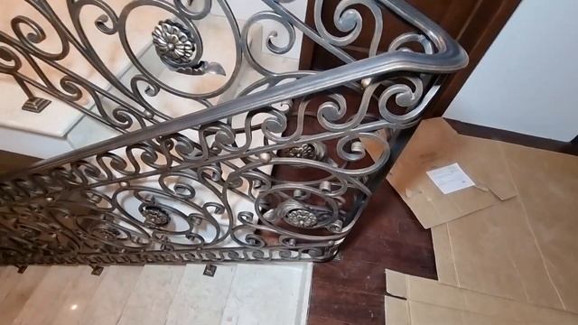 Кованые перила с кованым узором для лестницы.
