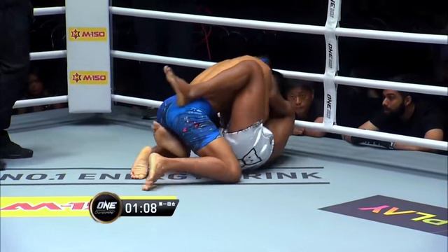 东北硬汉说到做到，把对手按地上狂砸拳，说10分钟解决就10分钟！ смотреть онлайн