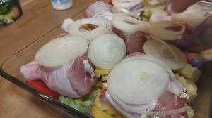 Куриная голень на овощной подушке / Как сделать вкусную курицу с овощами в духовке