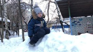 Ребенок из Садика не хочет сам одеваться