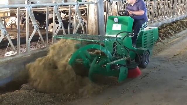 Многофункциональная машина для пододвигания кормов в комплекте со шнеком для корма и щеткой