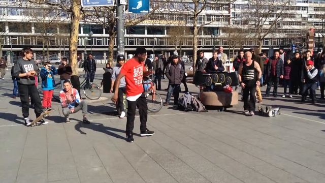 Брейк-данс на улице Берлина смотреть онлайн