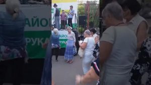 Одесса. Воскресный вечер в сквере на Таирово.