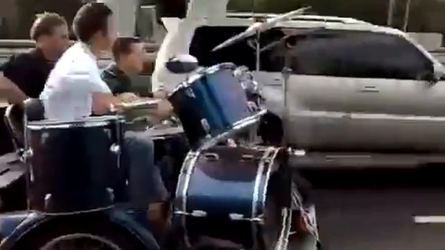 И магнитола не нужна! Прикол смотреть онлайн