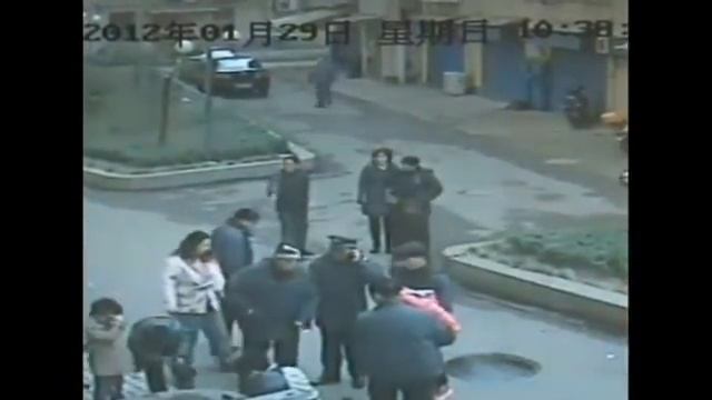 Взрыв петарды в канализации смотреть онлайн