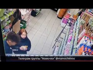 Наглые магазинные воришки попали на камеры наблюдения в магазине Воскресенска.