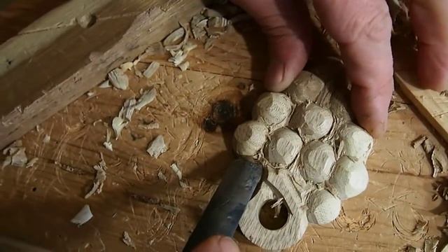Wood carving. Виноградная гроздь на угловую полку для икон "Виноградная лоза" смотреть онлайн