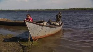 Как ловят рыбу коренные жители Ямала. Обычная жизнь.