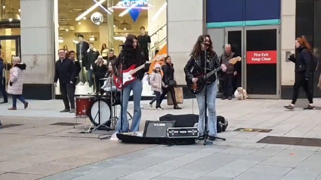 Rock and roll Busking in Dublin- @DeaMatrona смотреть онлайн
