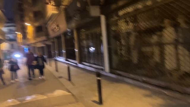 Вечерние прогулки по центру Ллорет-де-Мар: шумные улицы, много молодежи смотреть онлайн