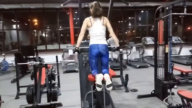 Подтягивание в гравитроне.Pull-up in the gravitron. смотреть онлайн