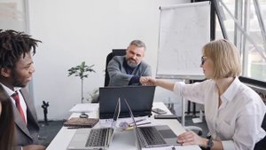 Почему с девушками не здороваются за руку? Этика РУКОПОЖАТИЯ