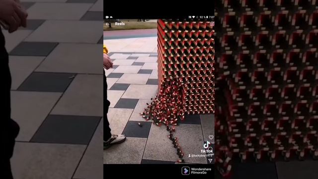 Эфект домино.Собирал фигуру очень долго,а рассыпалась она за секунды.Залипательное видео.
