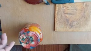 Как открыть винтовую крышку без посторонних предметов .