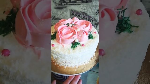 Молочная девочка с кремом чиз и клубникой.