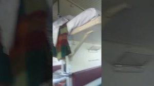 Еду в поезде, но почему на верхней полке..?