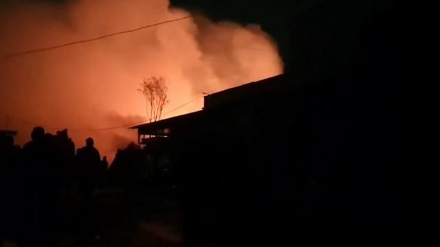 Сгорел рынок БАРАКАТ в Худжанде смотреть онлайн