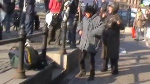 Пьяные бабки на Сенной площади в Питере 9 апреля 2006