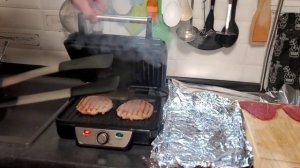 Жарим вкуснейшие стейки с помощью электрогриля Kt-1626 от Kitfort.