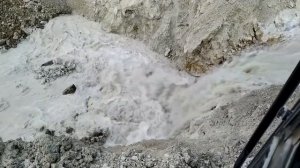 Необычный случай на смене экскаваторщика I Ломаем дамбу устья реки, ручья.