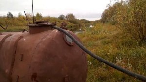 Наливаем воду в бочку трактором.Вакуум.