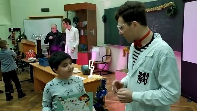 Понравилось когда сам участвовал. Отзыв мальчика о научном шоу в МГУ смотреть онлайн