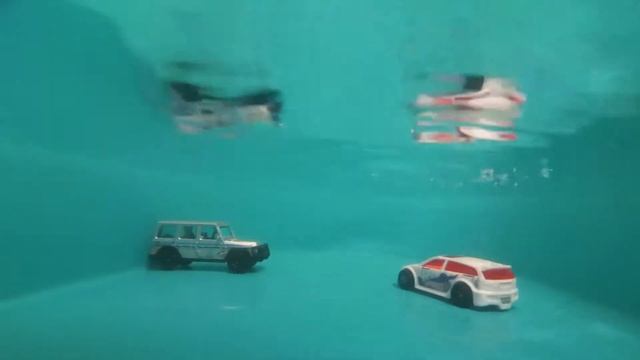 Машинки по трамплину ныряют в воду смотреть онлайн