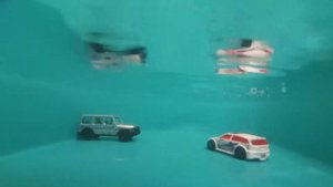 Машинки по трамплину ныряют в воду